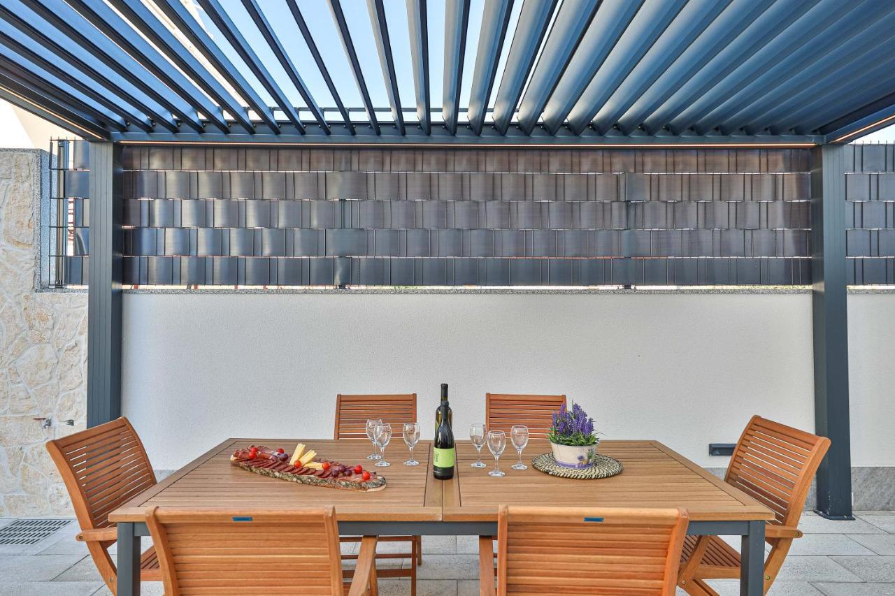 Luxury Apartment Pia With Swimming Pool And Grill Трогир Экстерьер фото