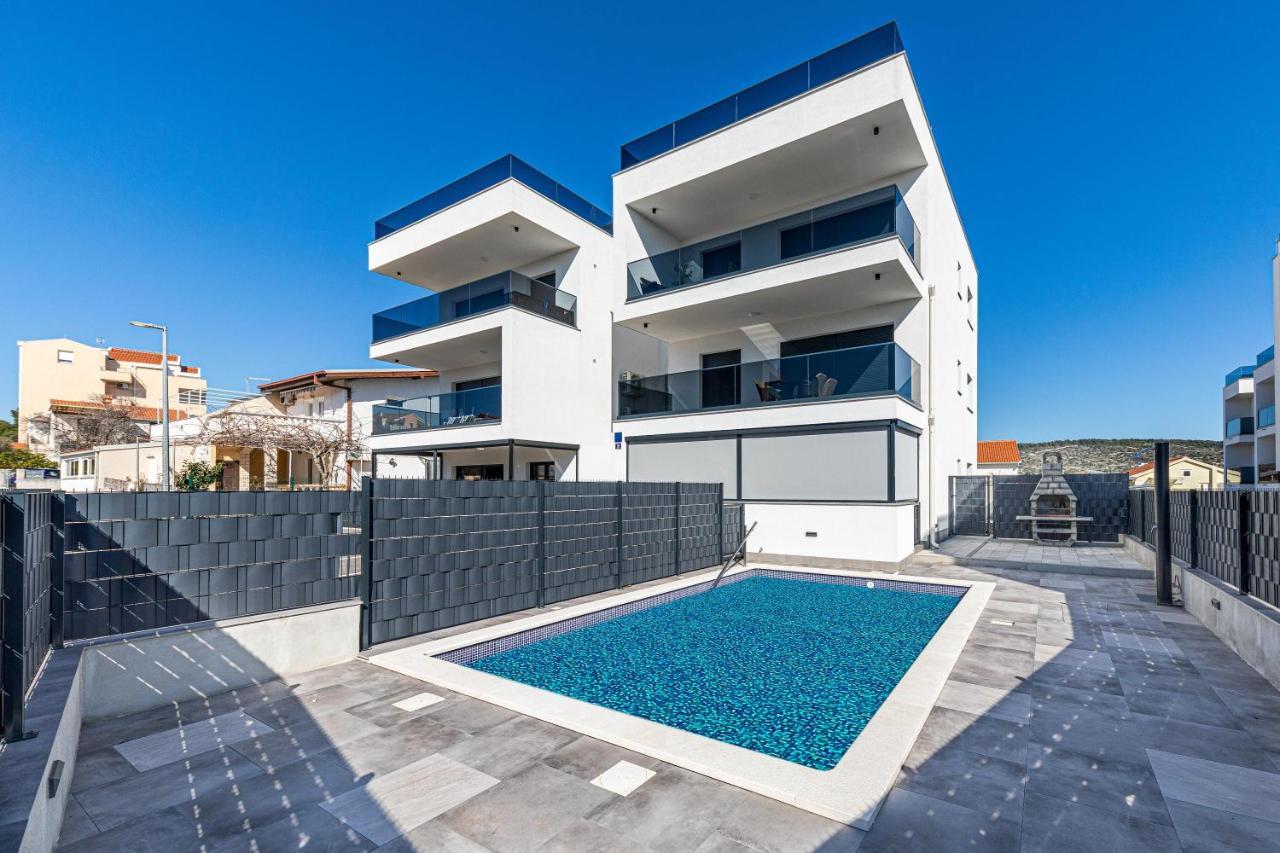 Luxury Apartment Pia With Swimming Pool And Grill Трогир Экстерьер фото