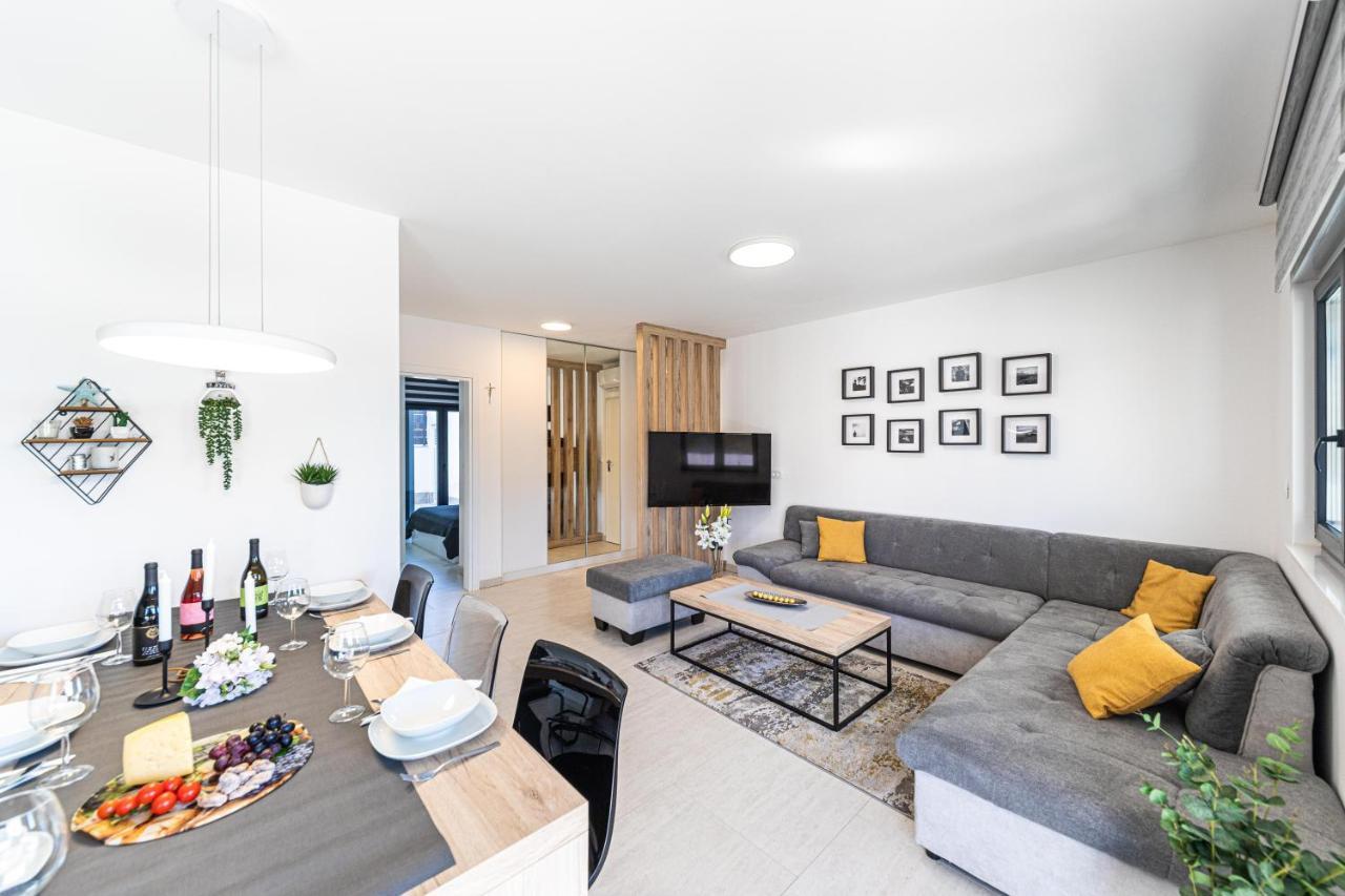 Luxury Apartment Pia With Swimming Pool And Grill Трогир Экстерьер фото