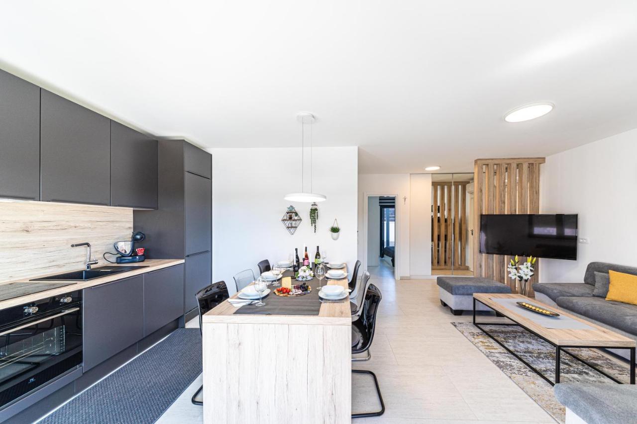 Luxury Apartment Pia With Swimming Pool And Grill Трогир Экстерьер фото