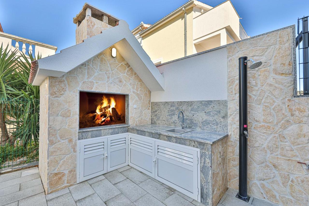 Luxury Apartment Pia With Swimming Pool And Grill Трогир Экстерьер фото
