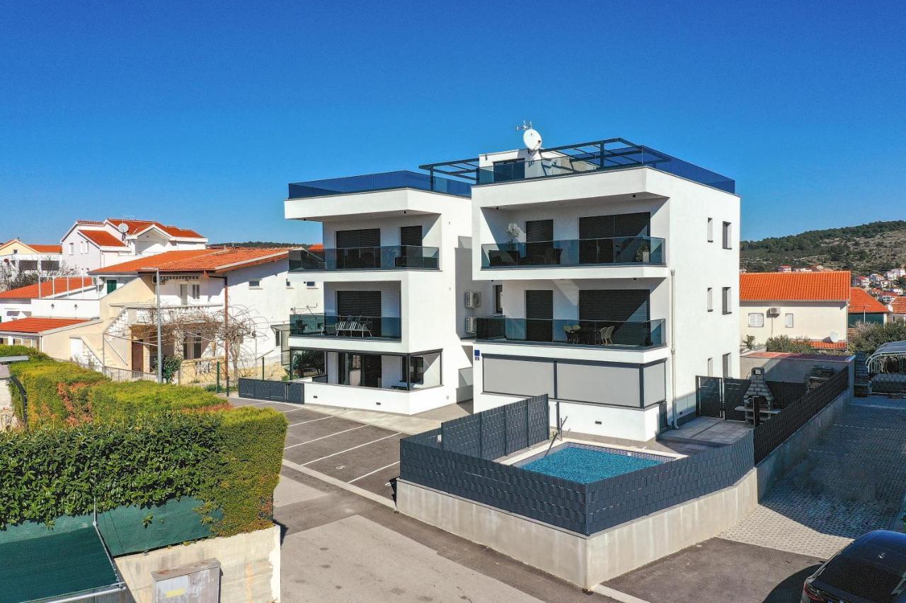 Luxury Apartment Pia With Swimming Pool And Grill Трогир Экстерьер фото